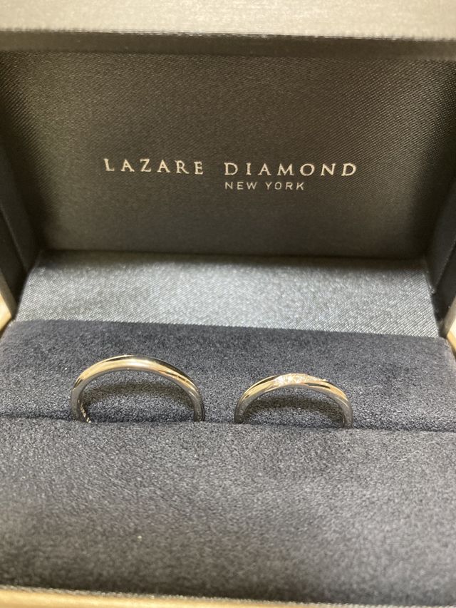 リングボックスに入っている写真です。（旦那の指輪との）