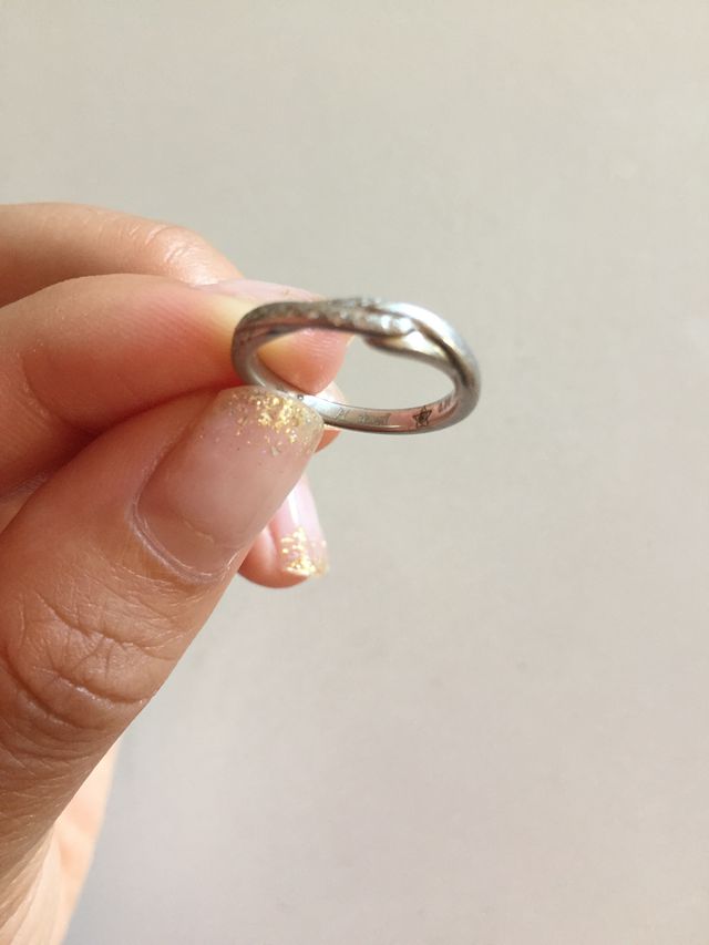 内側には好きなストーンとメッセージを入れてもらいました。