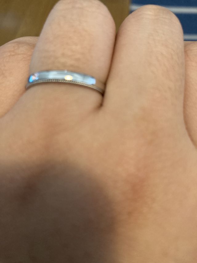 シンプルなデザイン、ミルグレインが施してあっておしゃれです。