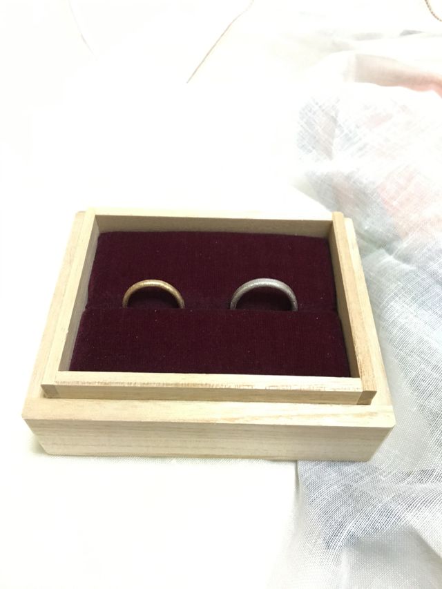 ブラウンゴールドとプラチナの組み合わせ。デザインは、石地