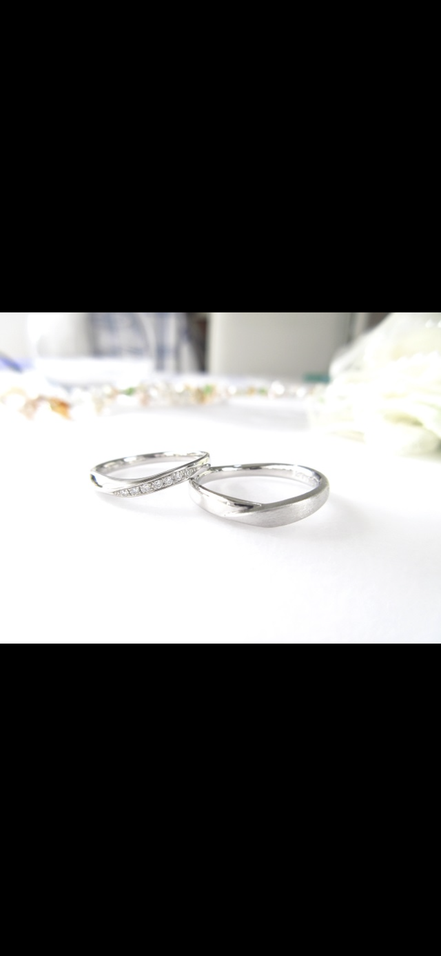 内側に誕生石を入れ、入籍日とイニシャルを刻印して頂きました