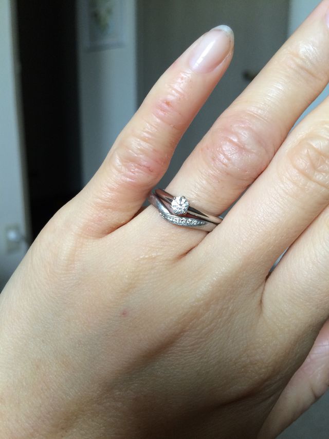 婚約指輪との重ねづけ綺麗です
