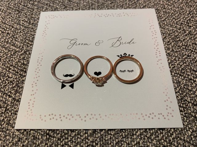 婚約指輪は真正面から見るとラプンツェルの冠の形になっています