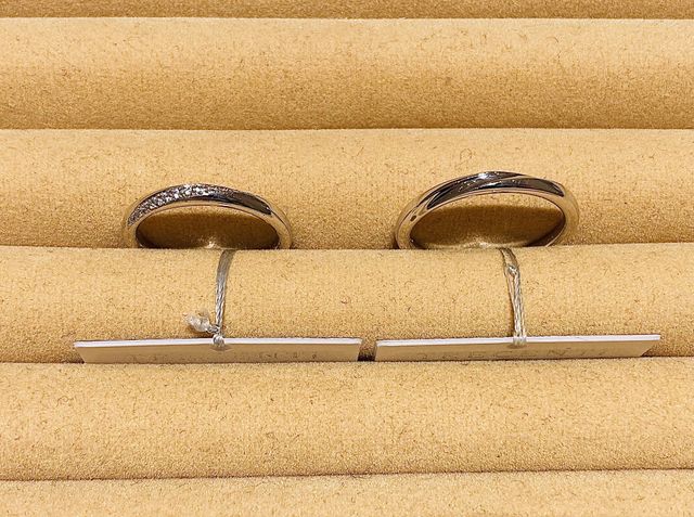 中指に向かって右肩上がりにメレダイヤが入ってます