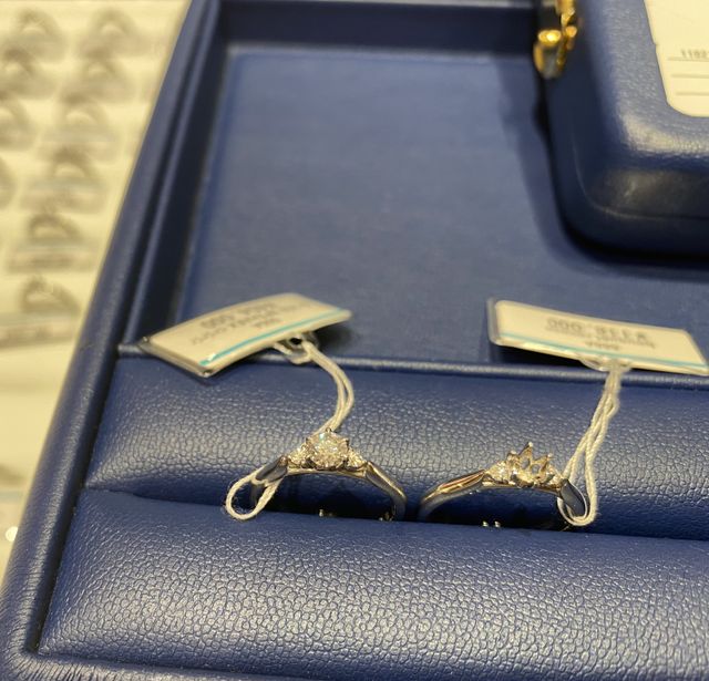 メレダイヤ付き婚約指輪