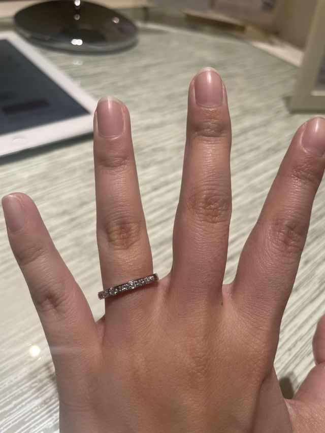 太めのダイヤが多く埋め込まれているものを試着