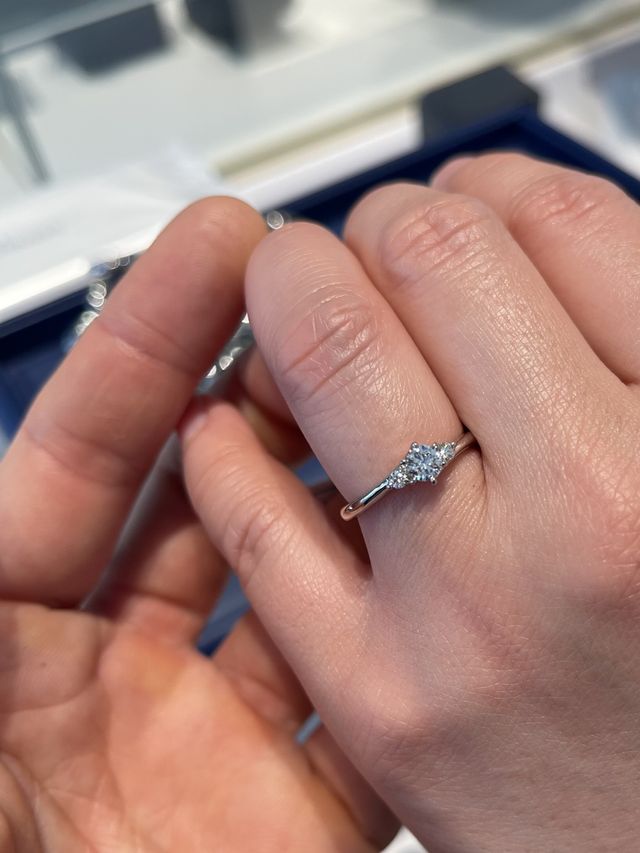 今回、購入した婚約指輪の試着写真
です。