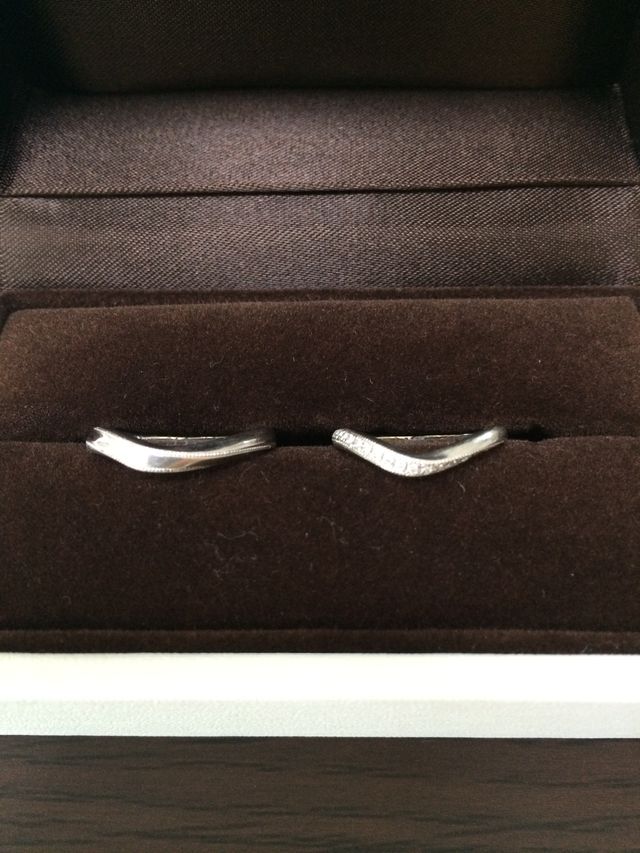 結婚指輪正面（左：新郎、右：新婦）