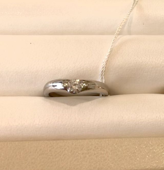 ダイヤモンドが埋め込みタイプで太めのリング