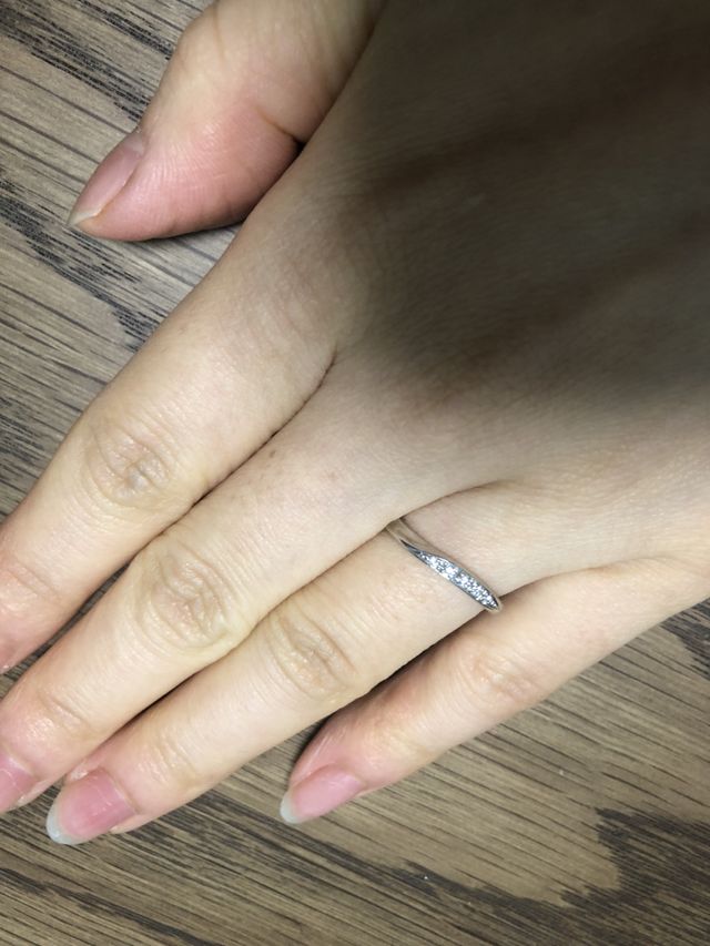 小指に向かって流れるようなアシンメトリーのデザインです。