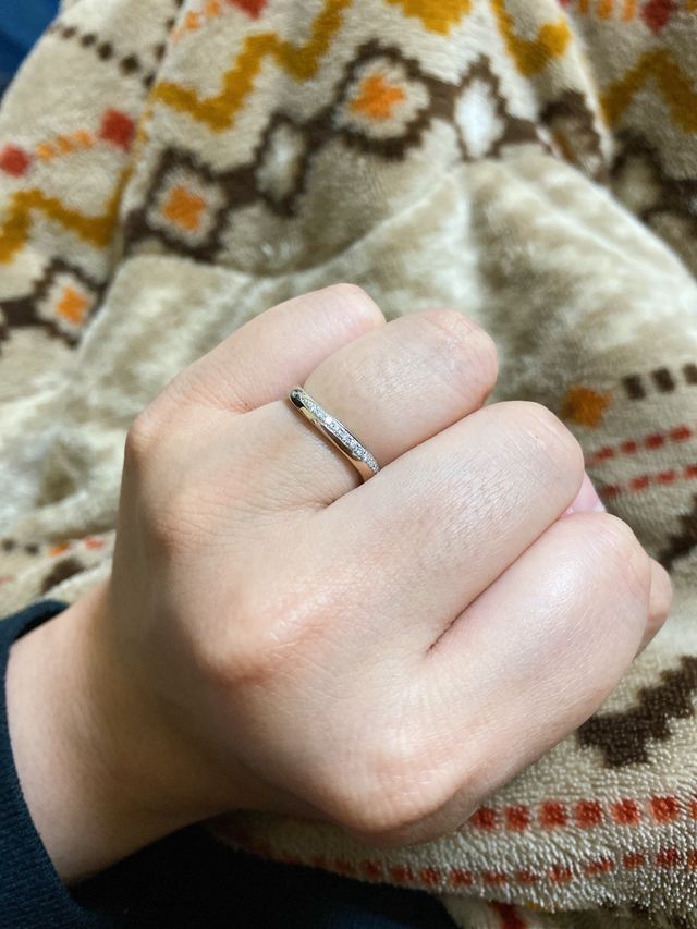 小さなダイヤが綺麗！ピンクゴールドで肌なじみが抜群です！！