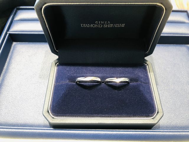 旦那のはマット加工、私のは小さなダイヤモンドが入っています。