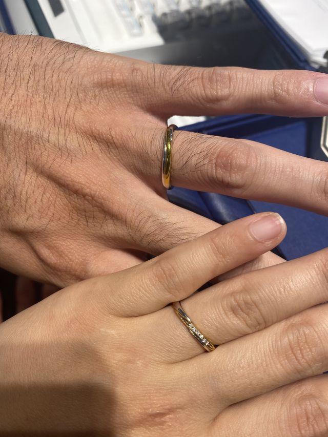 ゴールドとプラチナが捻れるように絡んでいるデザイン