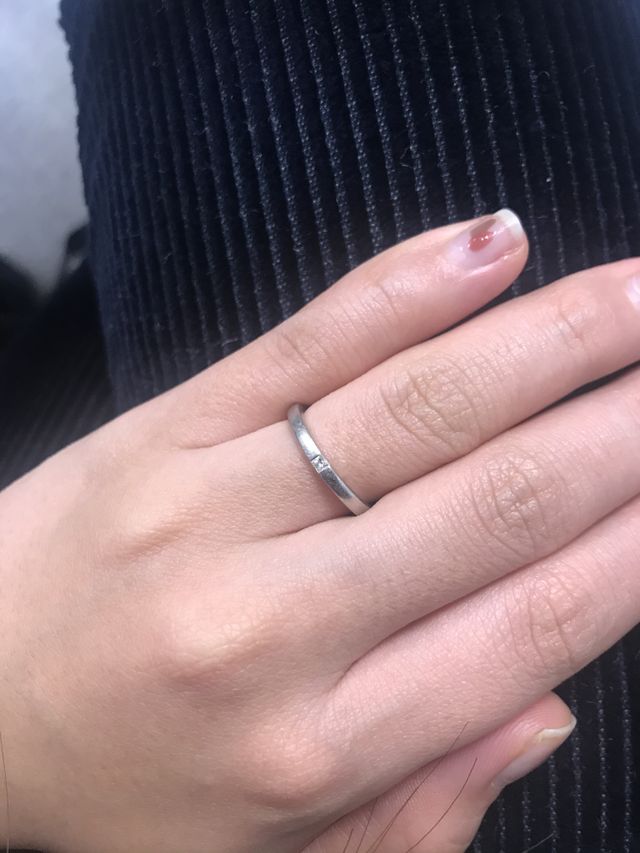 四角いダイヤで可愛すぎないシンプルな指輪