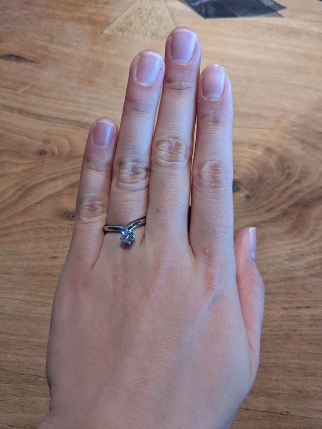 雫のこぼれ落ちるようなＶ字の指輪