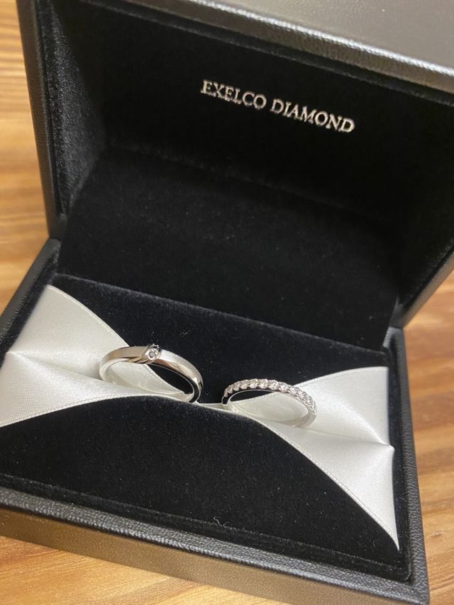 妻とはブランドをと分けて購入しました。左側のリングです。