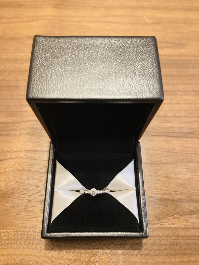 センターダイヤモンドの両脇にメレダイヤが2つずつ