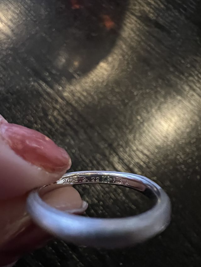 日付とイニシャルの間に誕生石をいれ、表面につや消しの加工です