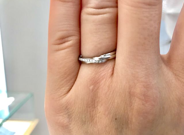 片側にダイヤモンドが並んだリング