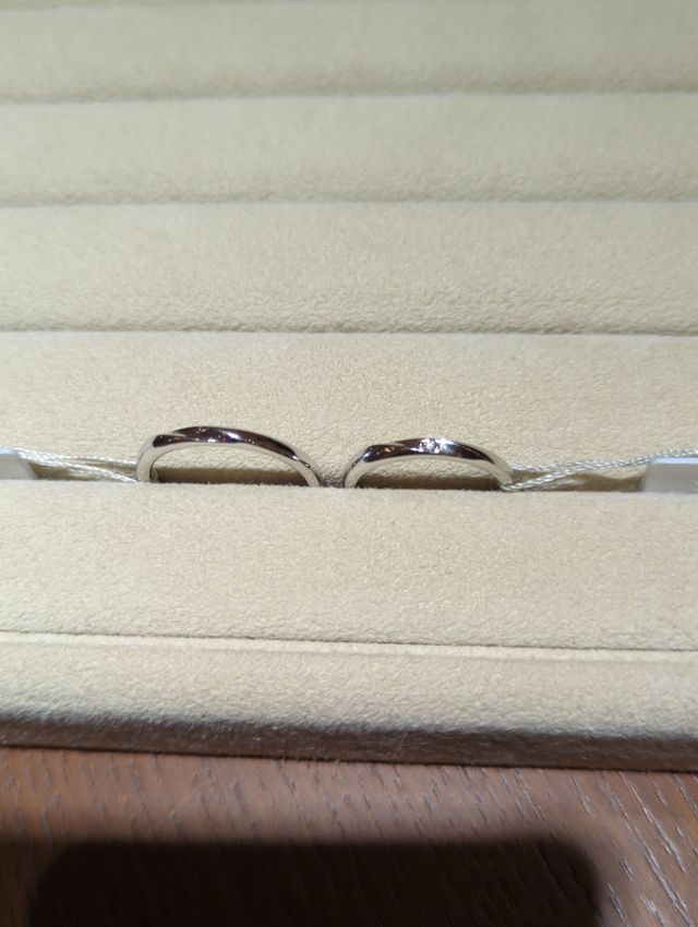 シンプルながらに珍しく華奢なデザインでした。