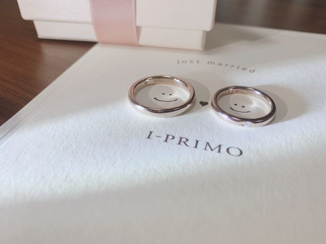 どちらもペールブラウンゴールドです。