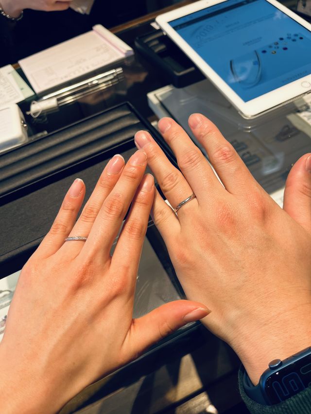 綺麗ですねえ、彼女の指が細くて似合ってました