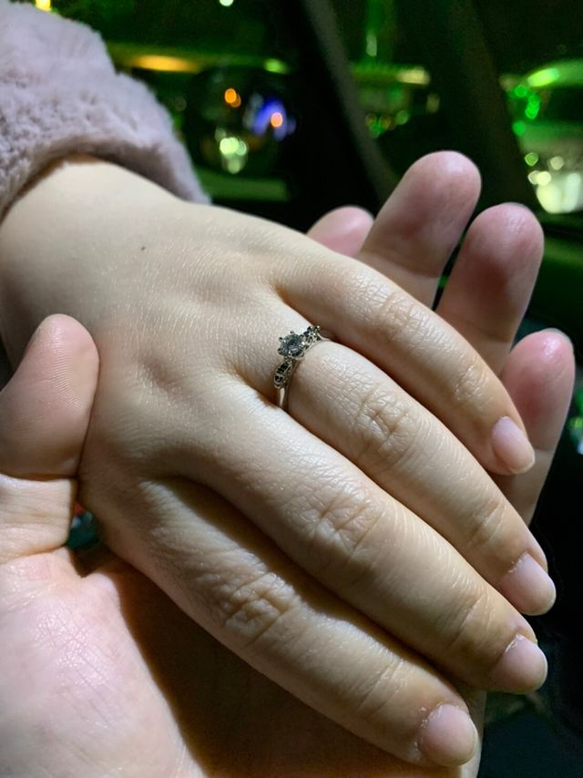 プロポーズを受けた後、彼にはめて貰って手を添えて貰って撮った