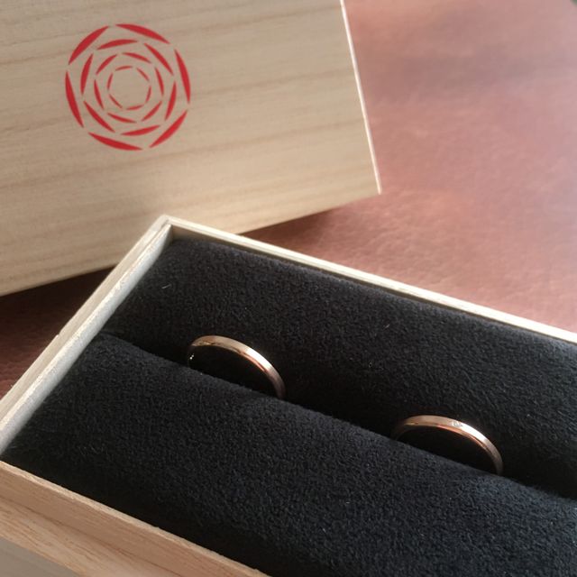 シンプルな木箱とリング