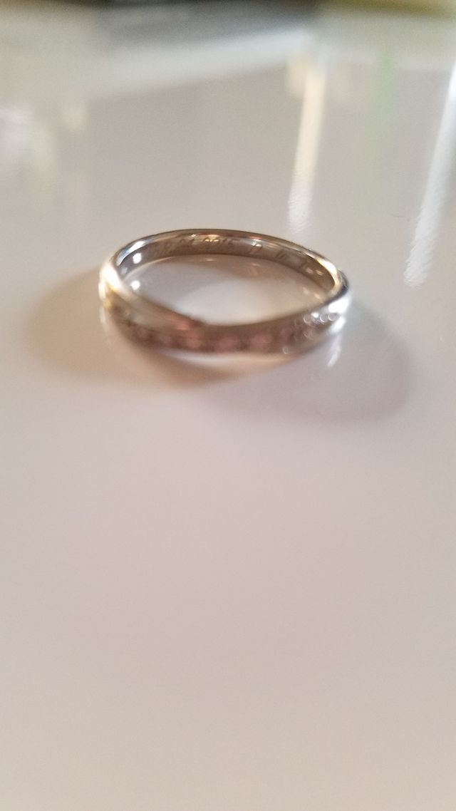 記念日と二人の名前を刻印してもらっています。