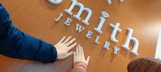 お店のの後の下で撮っていただきました。