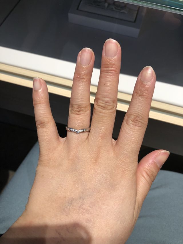 V字の新作指輪とのこと。
