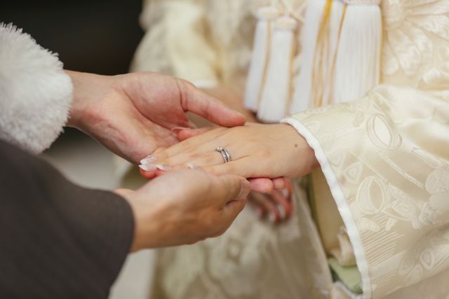 婚約指輪と
くびれたデザインが婚約指輪のダイヤと合います