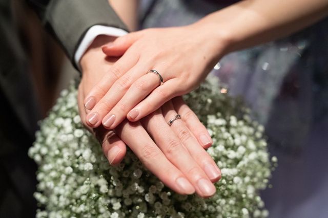結婚式、指輪交換の後。
くびれたデザインがかわいいです。