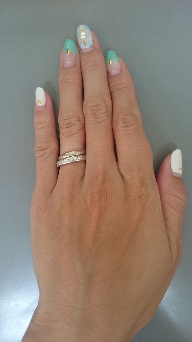 上が結婚指輪。フルオーダーメイド。