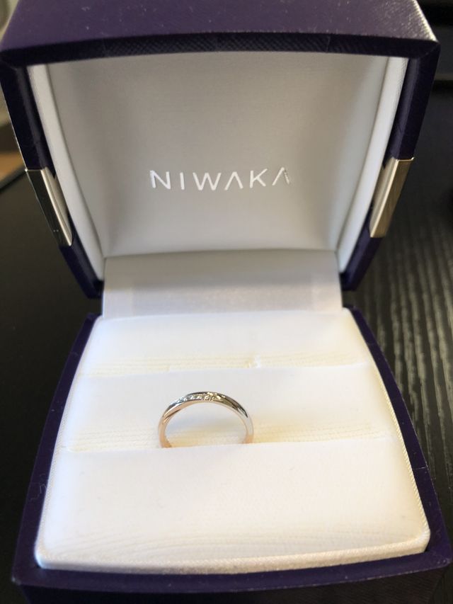 シルバーとピンクゴールド2種類のカラー