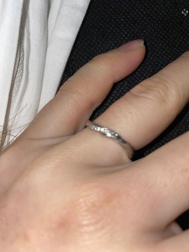 手の形に沿って斜めに沿ってます