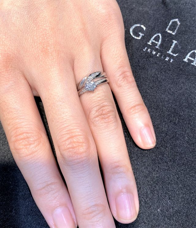 エンゲージリングとマリッジリングを重ね付けできるデザインに