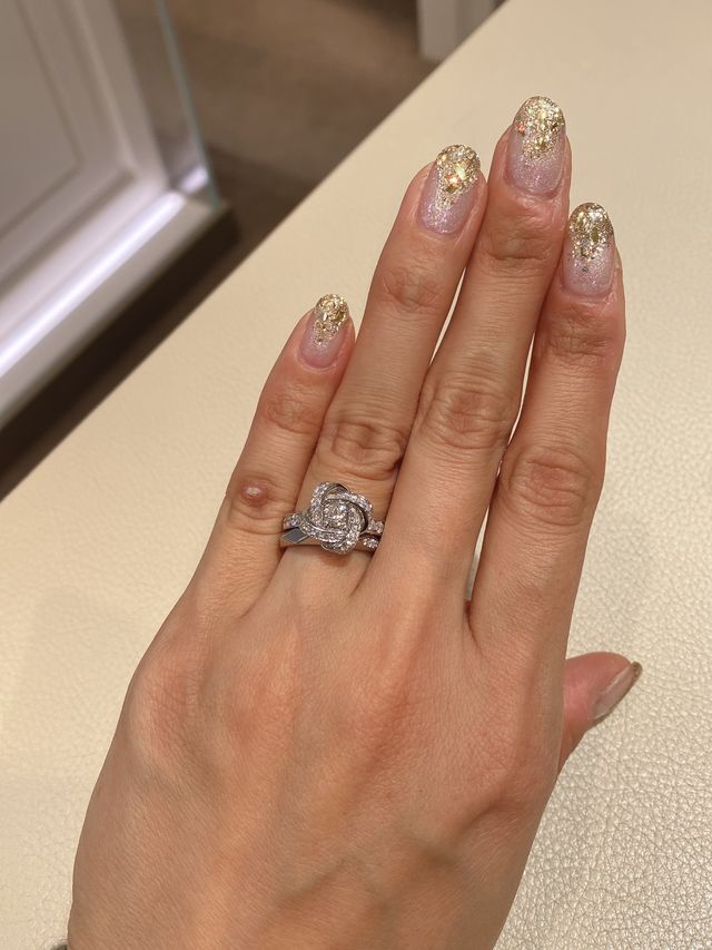 結婚指輪の候補でもあったファセットと重ね付けしています。