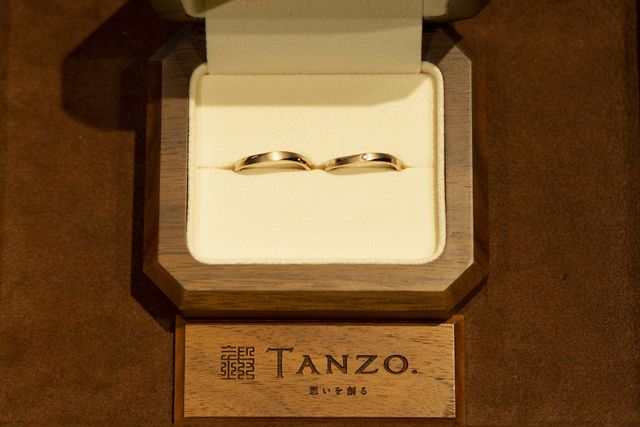 幅は左が2.5mm、右が2.3mm
石は上下いっぱいに配置