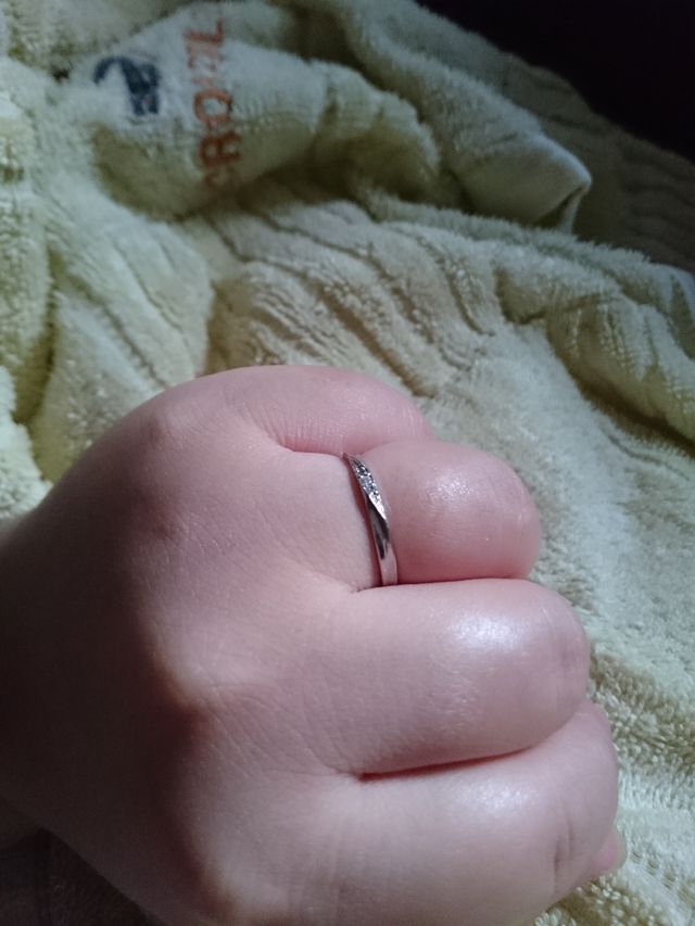 真ん中に小さなダイヤが埋めてあります。