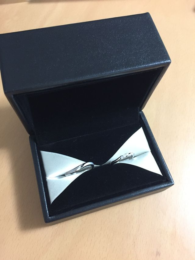 男性用はブラックダイヤ一粒、女性用はダイヤ3粒のペアリング