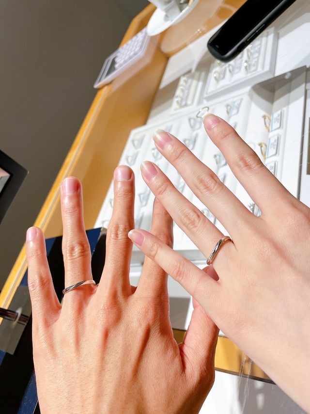 男性の方のはシンプルなリングにしました。