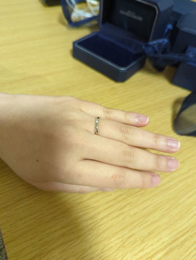 頂点に一つダイヤがある、シンプルなデザインの指輪です。