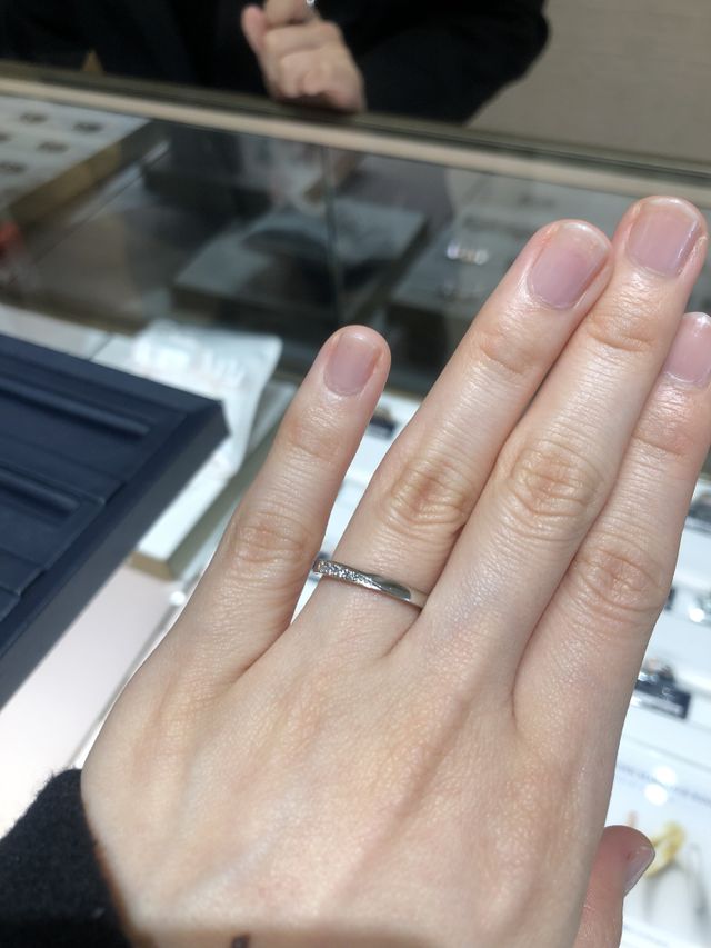 左から右にかけてダイヤが小さく並ぶ結婚指輪