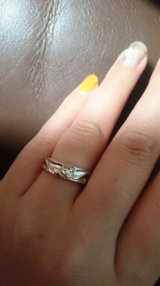 主人の指輪と重ねると2人のイニシャルになります