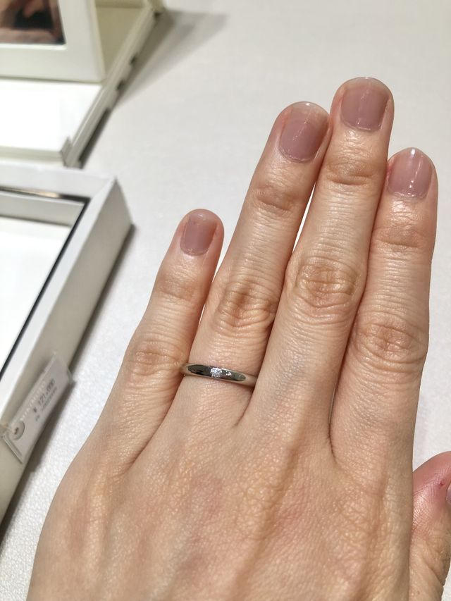 シンプルな一粒ダイヤの結婚指輪