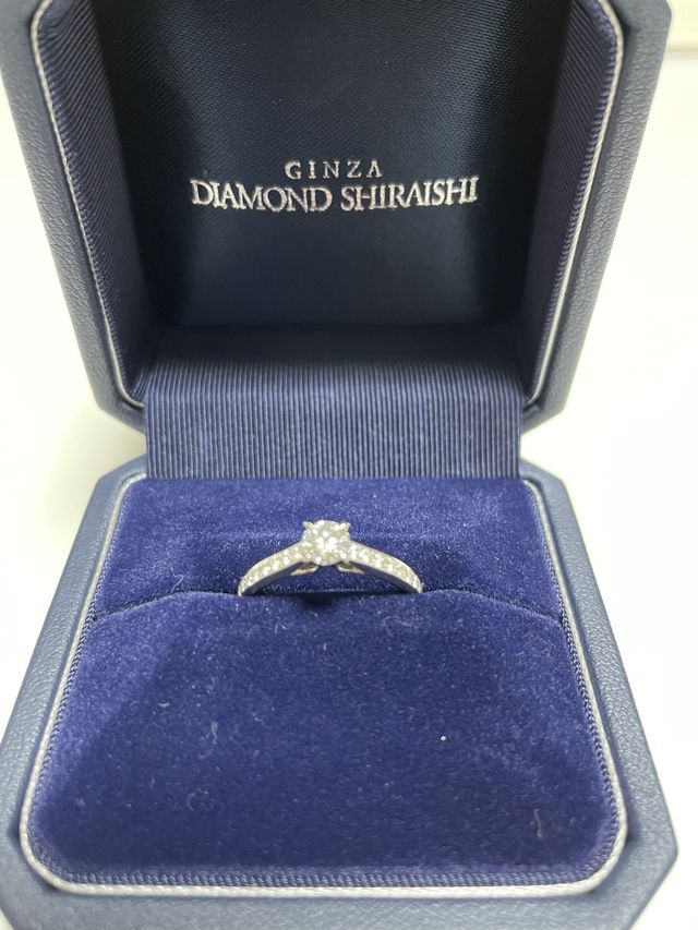 重ね付けが出来るように1サイズ大きめ。ダイヤの輝きがすごい。
