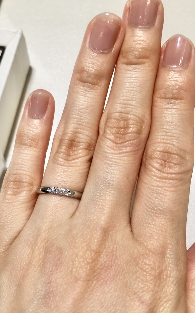 3つのダイヤが並んだストレートリング