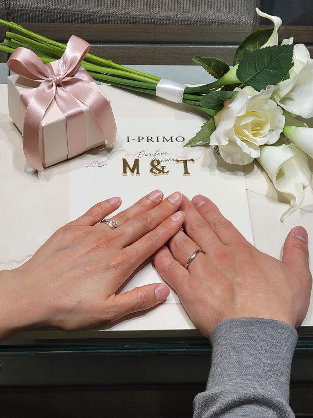 結婚指輪を装着した二人の手