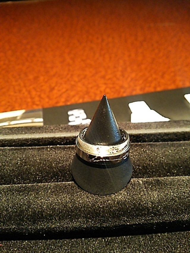 店内で指輪の撮影